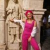 Widok z przodu na modelkę w berecie bawełnianym Neon Pink