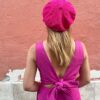 Widok z tyłu na modelkę w berecie bawełnianym Neon Pink