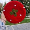 Beret ręcznie zdobiony w kształcie truskawki